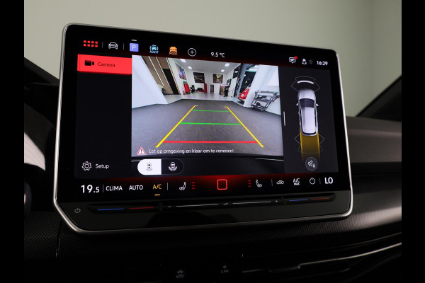 Volkswagen Golf 2.0 TSI GTI 265PK DSG | Verlengde garantie | Panorama dak | Head up Display | Blackstyle | 19"LM velgen |