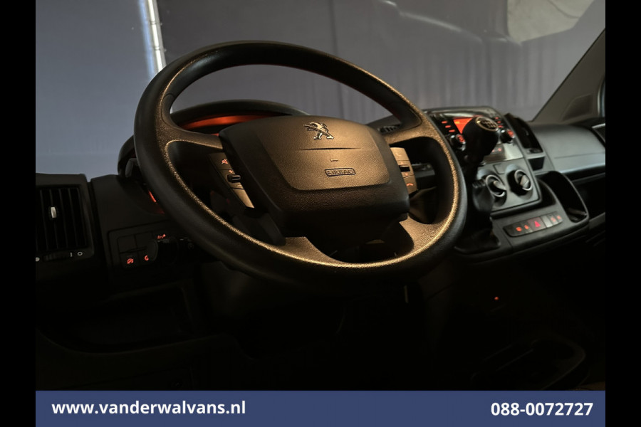 Peugeot Boxer 2.2 BlueHDi 141pk Bakwagen Laadklep Euro6 Airco | Cruisecontrol | 955kg laadvermogen Bijrijdersbank