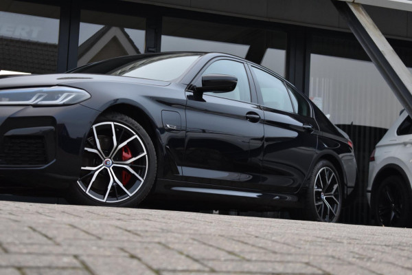 BMW 5 Serie 530e M-Sport Pro | LASERLIGHT | HARMAN KARDON | 360 CAMERA | TREKHAAK | DEALER ONDERHOUDEN | NAP |
