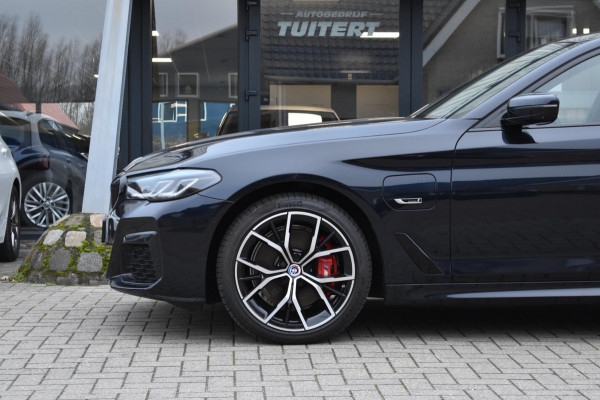 BMW 5 Serie 530e M-Sport Pro | LASERLIGHT | HARMAN KARDON | 360 CAMERA | TREKHAAK | DEALER ONDERHOUDEN | NAP |