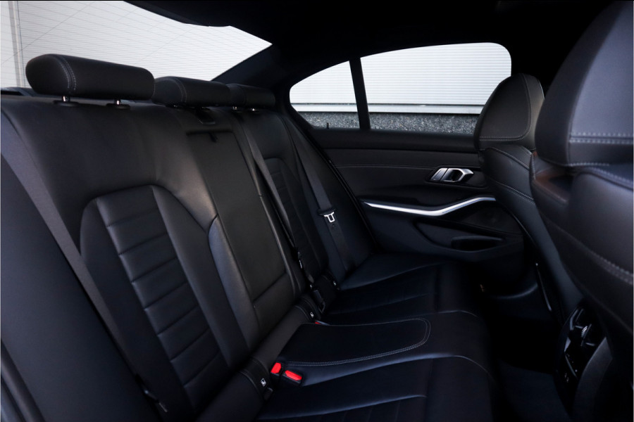 BMW 3-serie 330e High Ex M-Sport Frozen / Glazen dak / Adaptief onderstel / Electrische stoelen /