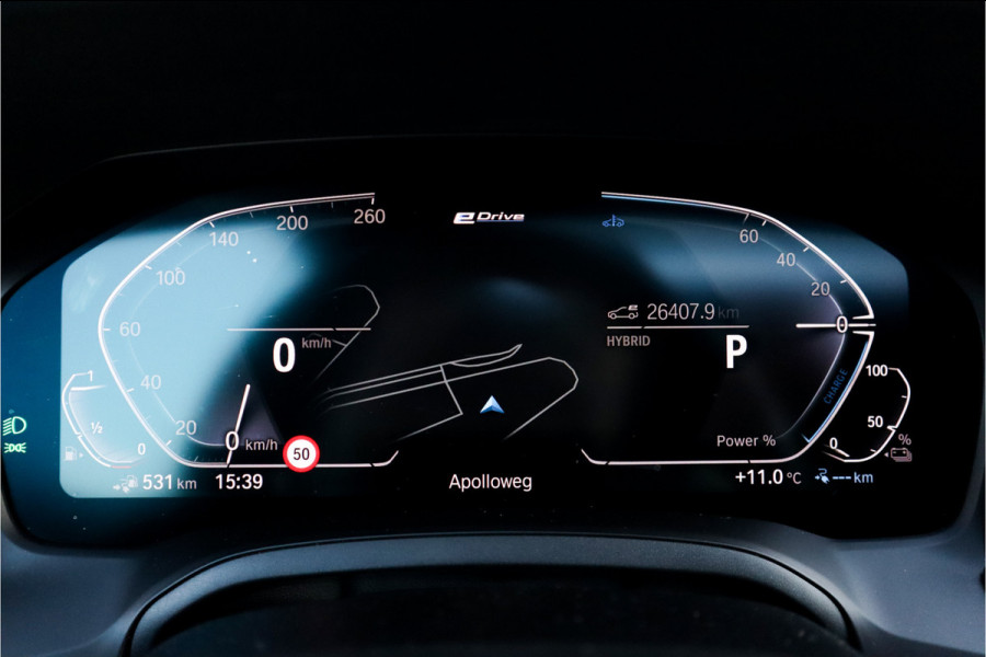 BMW 3-serie 330e High Ex M-Sport Frozen / Glazen dak / Adaptief onderstel / Electrische stoelen /