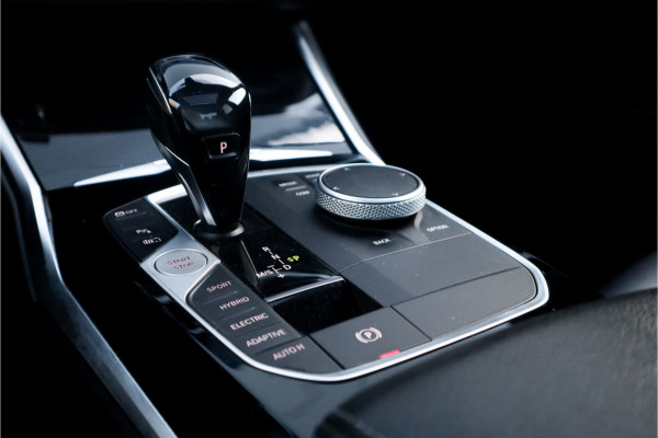 BMW 3-serie 330e High Ex M-Sport Frozen / Glazen dak / Adaptief onderstel / Electrische stoelen /