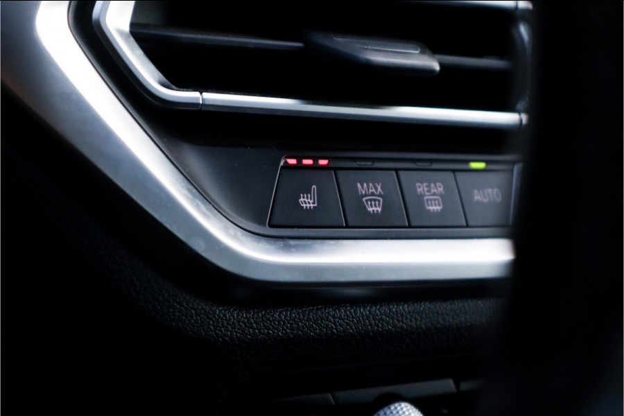 BMW 3-serie 330e High Ex M-Sport Frozen / Glazen dak / Adaptief onderstel / Electrische stoelen /