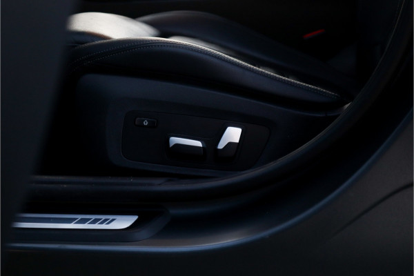 BMW 3-serie 330e High Ex M-Sport Frozen / Glazen dak / Adaptief onderstel / Electrische stoelen /