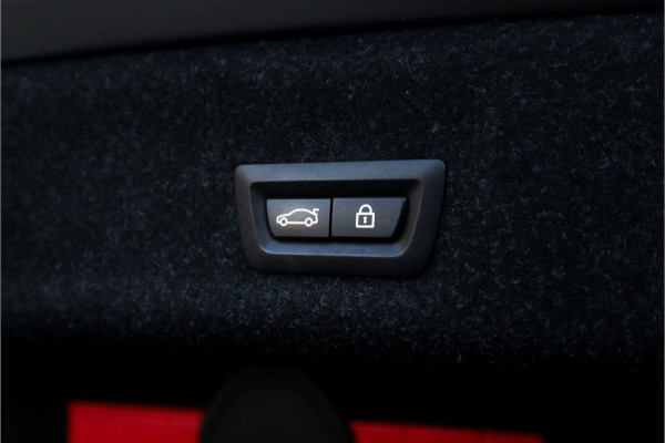 BMW 3-serie 330e High Ex M-Sport Frozen / Glazen dak / Adaptief onderstel / Electrische stoelen /