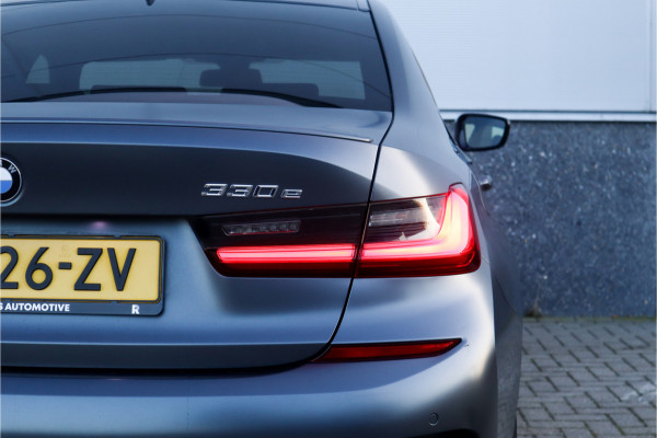 BMW 3-serie 330e High Ex M-Sport Frozen / Glazen dak / Adaptief onderstel / Electrische stoelen /