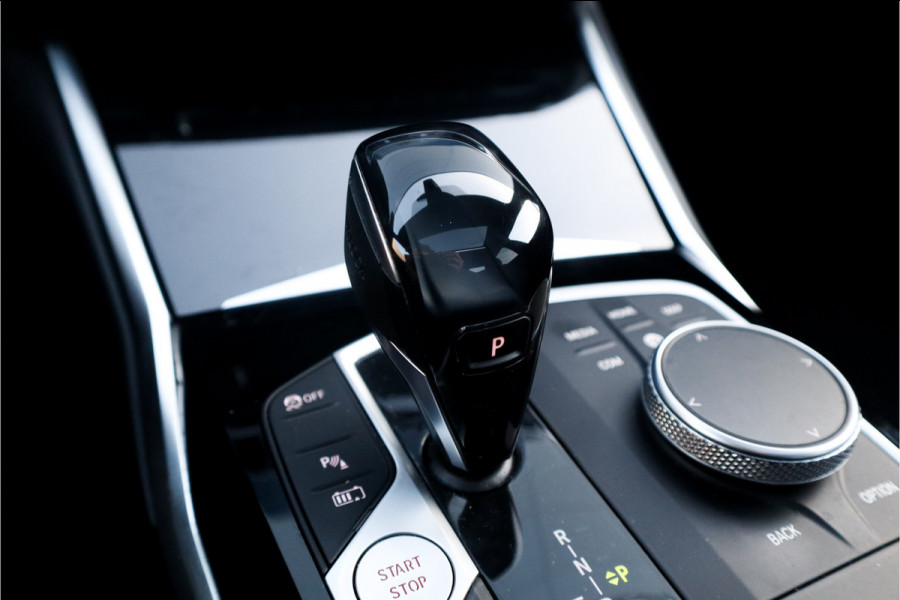 BMW 3-serie 330e High Ex M-Sport Frozen / Glazen dak / Adaptief onderstel / Electrische stoelen /