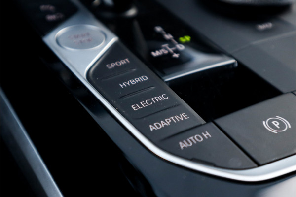 BMW 3-serie 330e High Ex M-Sport Frozen / Glazen dak / Adaptief onderstel / Electrische stoelen /