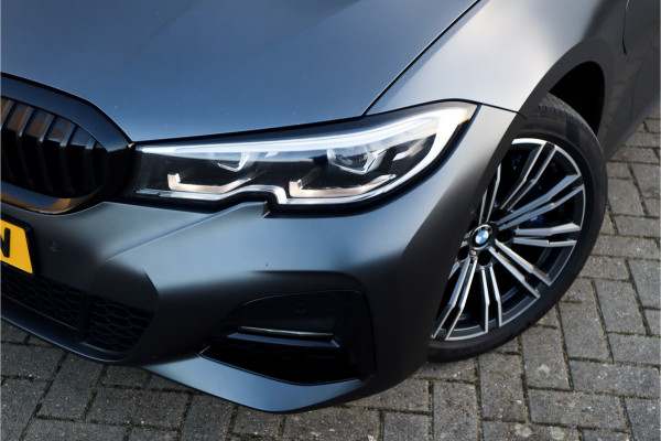 BMW 3-serie 330e High Ex M-Sport Frozen / Glazen dak / Adaptief onderstel / Electrische stoelen /