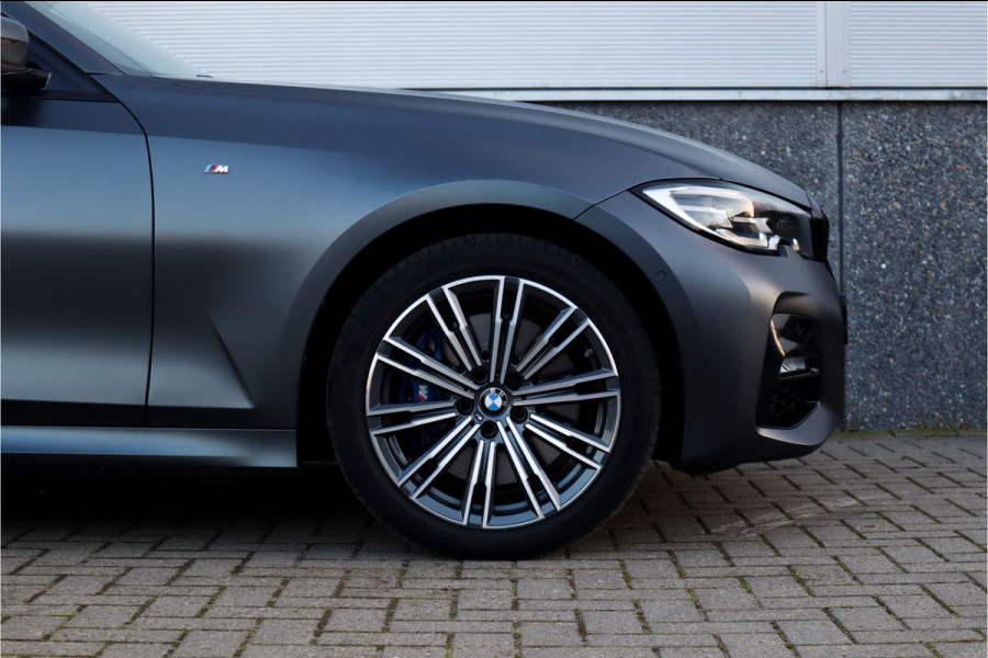 BMW 3-serie 330e High Ex M-Sport Frozen / Glazen dak / Adaptief onderstel / Electrische stoelen /
