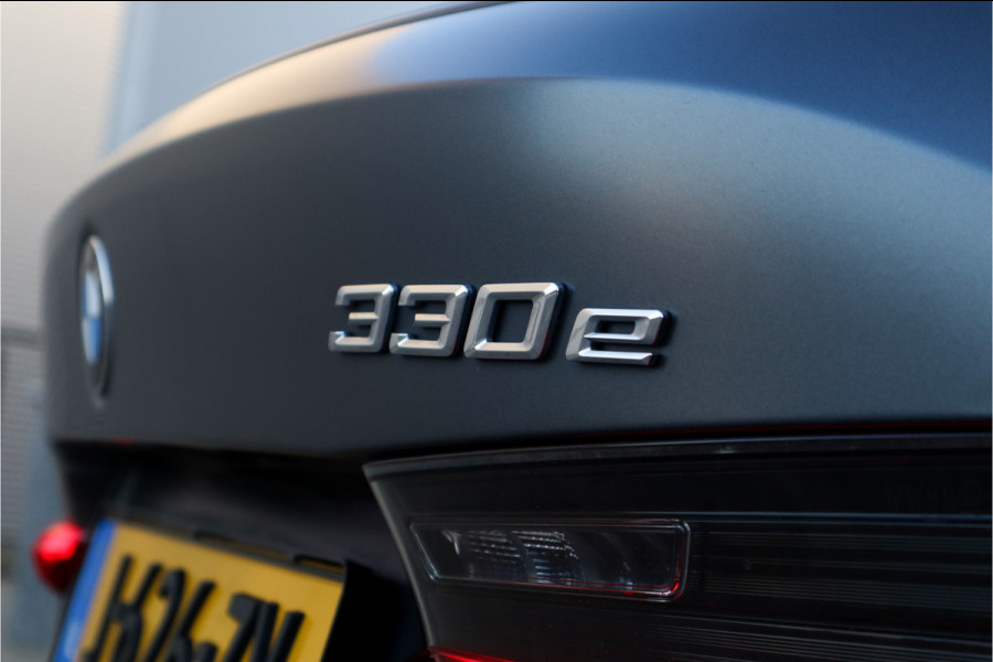 BMW 3-serie 330e High Ex M-Sport Frozen / Glazen dak / Adaptief onderstel / Electrische stoelen /