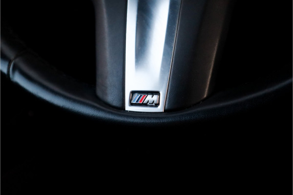 BMW 3-serie 330e High Ex M-Sport Frozen / Glazen dak / Adaptief onderstel / Electrische stoelen /