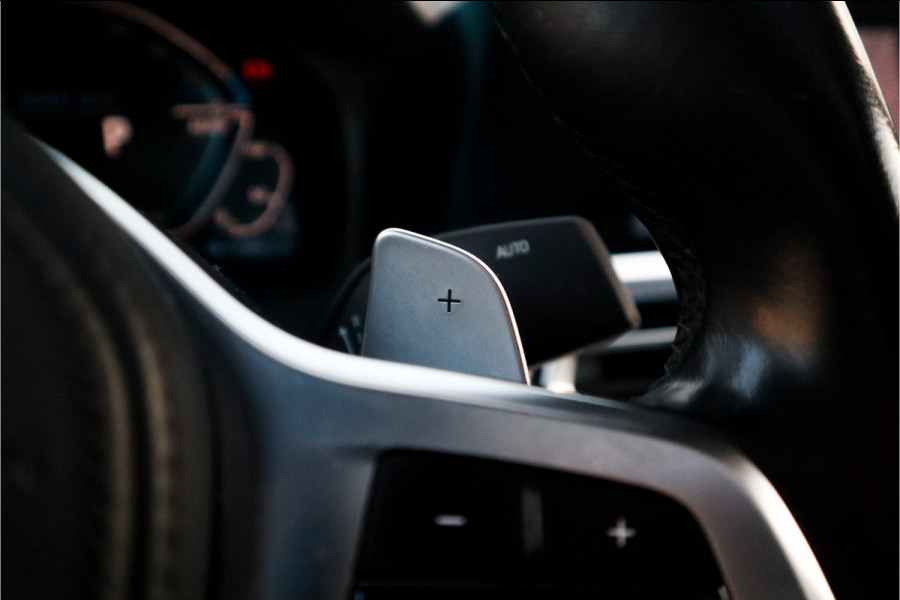 BMW 3-serie 330e High Ex M-Sport Frozen / Glazen dak / Adaptief onderstel / Electrische stoelen /