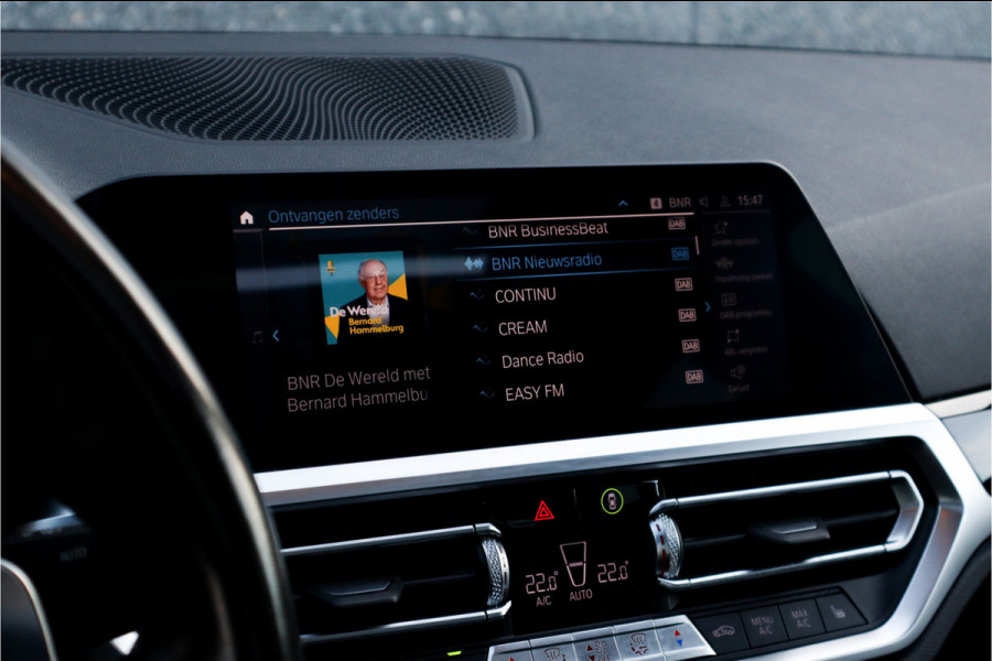 BMW 3-serie 330e High Ex M-Sport Frozen / Glazen dak / Adaptief onderstel / Electrische stoelen /