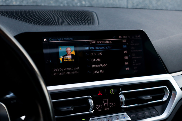 BMW 3-serie 330e High Ex M-Sport Frozen / Glazen dak / Adaptief onderstel / Electrische stoelen /