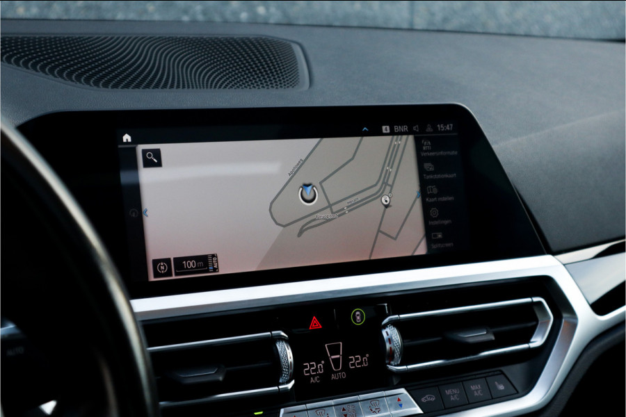 BMW 3-serie 330e High Ex M-Sport Frozen / Glazen dak / Adaptief onderstel / Electrische stoelen /