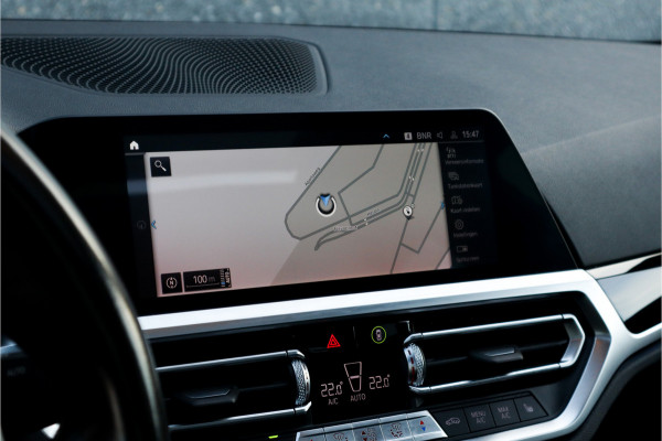 BMW 3-serie 330e High Ex M-Sport Frozen / Glazen dak / Adaptief onderstel / Electrische stoelen /