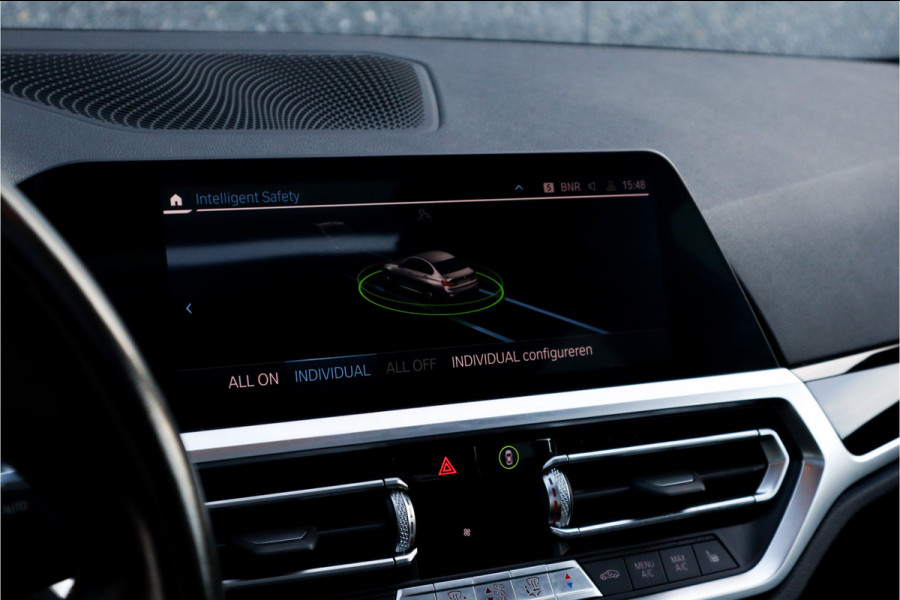 BMW 3-serie 330e High Ex M-Sport Frozen / Glazen dak / Adaptief onderstel / Electrische stoelen /