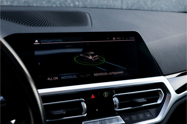 BMW 3-serie 330e High Ex M-Sport Frozen / Glazen dak / Adaptief onderstel / Electrische stoelen /