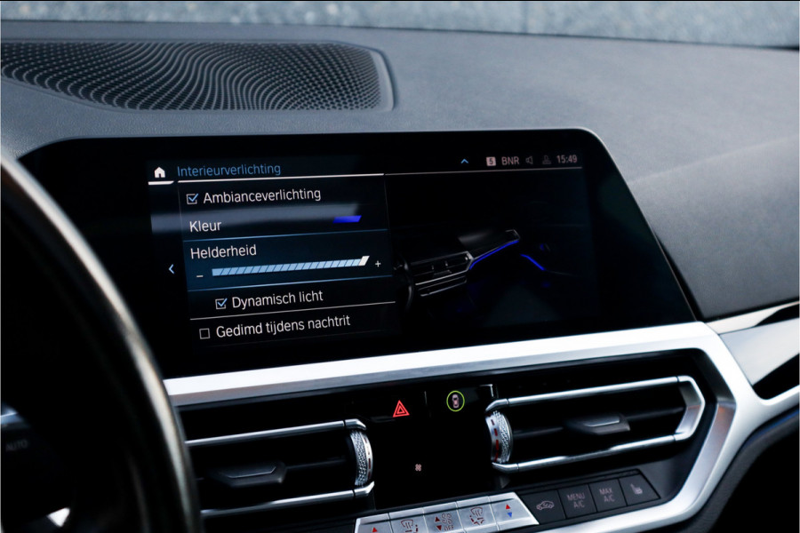 BMW 3-serie 330e High Ex M-Sport Frozen / Glazen dak / Adaptief onderstel / Electrische stoelen /