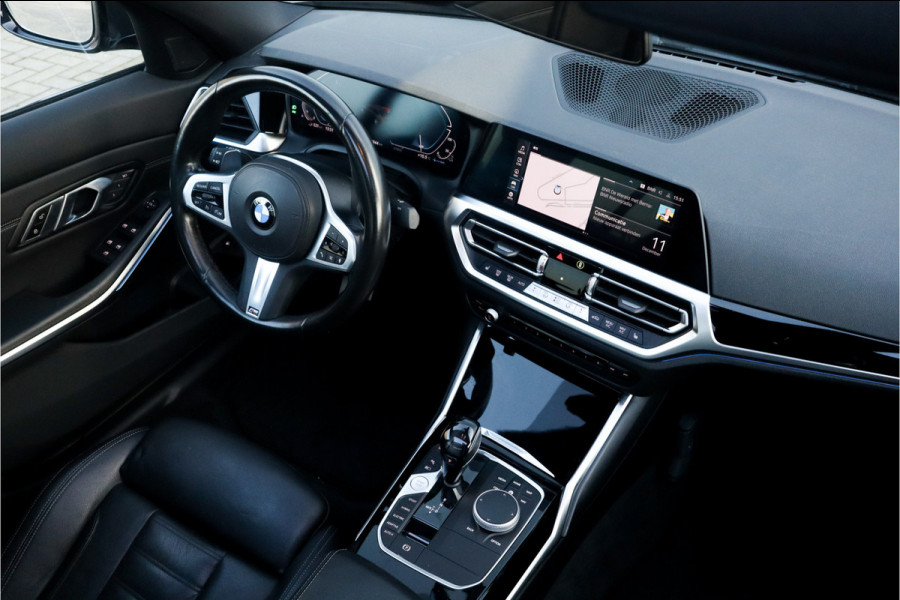 BMW 3-serie 330e High Ex M-Sport Frozen / Glazen dak / Adaptief onderstel / Electrische stoelen /