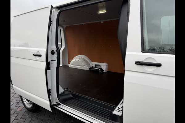 Volkswagen Transporter 2.0 TDI 150 PK E6 / DSG AUTOMAAT / L2H1 / 1e EIG. / TREKHAAK / AIRCO / CRUISE