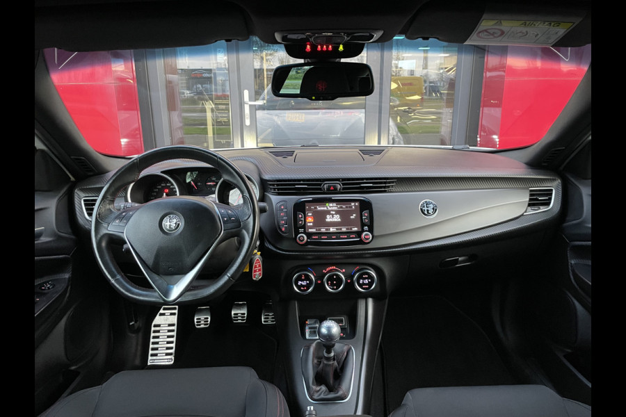 Alfa Romeo Giulietta 1.4 Turbo Sport | 18" Velgen | Carbon kit