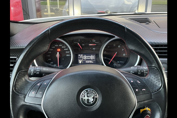 Alfa Romeo Giulietta 1.4 Turbo Sport | 18" Velgen | Carbon kit