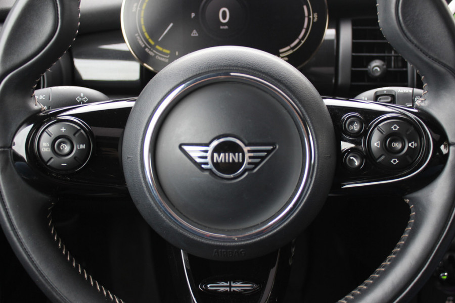 MINI Mini Electric Yours 33 kWh / SoH 95% / Full option! / Panoramadak / Camera / Head-up / Leder / Harman Kardon / Keyless / 17'' / CarPlay / Stoelverwarming / Matrix LED / DAB / Cruise Control