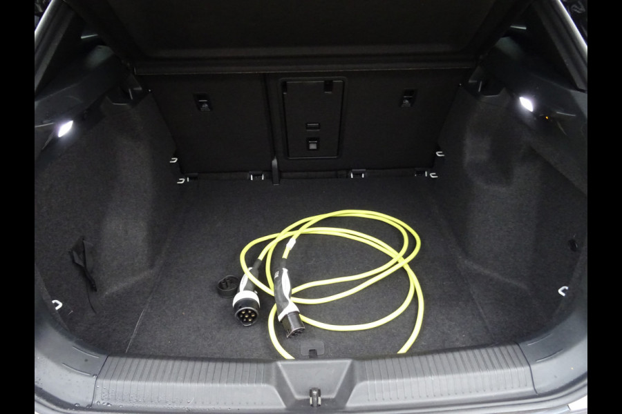 Volkswagen ID.4 First 77 kWh * DEALER ONDERH. * CARPLAY !!