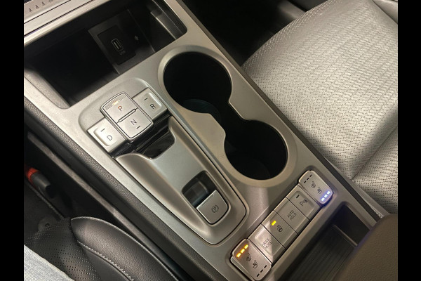 Hyundai Kona EV Premium 64 kWh|GROTE ACCU|100%SOH|FACELIFT|3-FASE|TREKH|HUD|LEDER|ACC|STUURVERW|STOELVERW+VENT.|CAMERA|CARPLAY|NL|