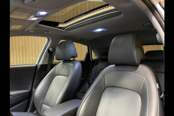 Hyundai Kona EV Premium 64 kWh|GROTE ACCU|100%SOH|FACELIFT|3-FASE|TREKH|HUD|LEDER|ACC|STUURVERW|STOELVERW+VENT.|CAMERA|CARPLAY|NL|