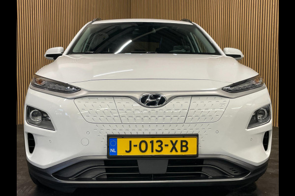 Hyundai Kona EV Premium 64 kWh|GROTE ACCU|100%SOH|FACELIFT|3-FASE|TREKH|HUD|LEDER|ACC|STUURVERW|STOELVERW+VENT.|CAMERA|CARPLAY|NL|