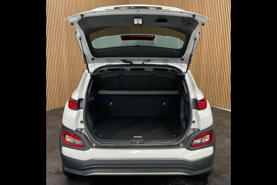 Hyundai Kona EV Premium 64 kWh|GROTE ACCU|100%SOH|FACELIFT|3-FASE|TREKH|HUD|LEDER|ACC|STUURVERW|STOELVERW+VENT.|CAMERA|CARPLAY|NL|