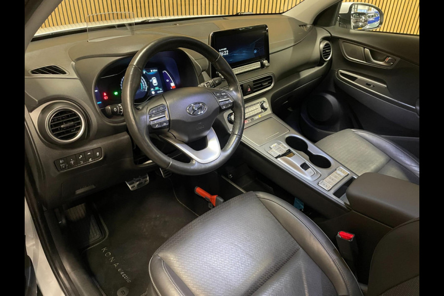 Hyundai Kona EV Premium 64 kWh|GROTE ACCU|100%SOH|FACELIFT|3-FASE|TREKH|HUD|LEDER|ACC|STUURVERW|STOELVERW+VENT.|CAMERA|CARPLAY|NL|