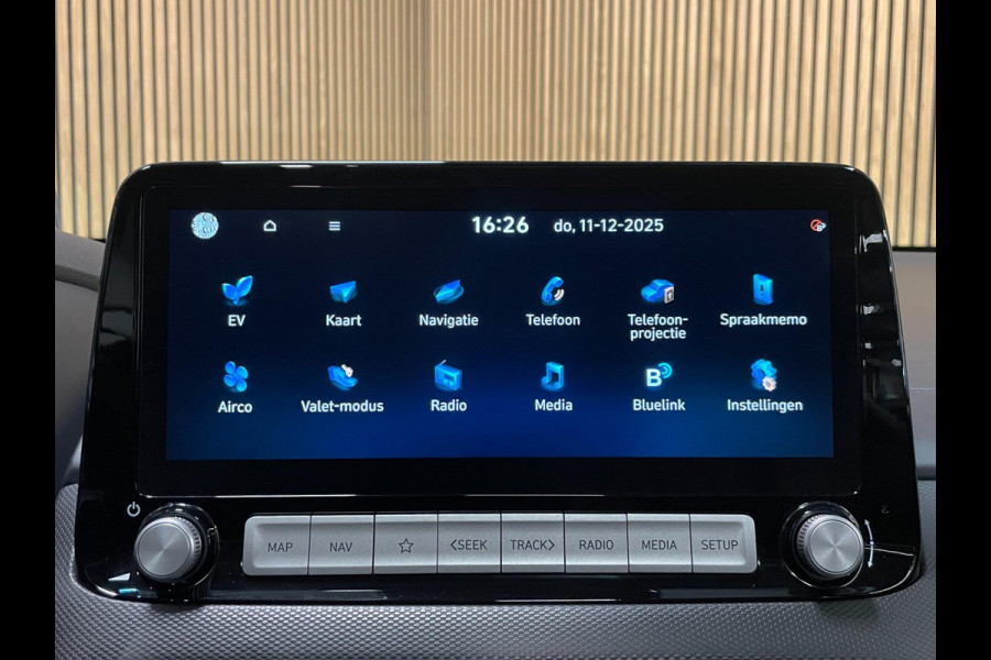 Hyundai Kona EV Premium 64 kWh|GROTE ACCU|100%SOH|FACELIFT|3-FASE|TREKH|HUD|LEDER|ACC|STUURVERW|STOELVERW+VENT.|CAMERA|CARPLAY|NL|