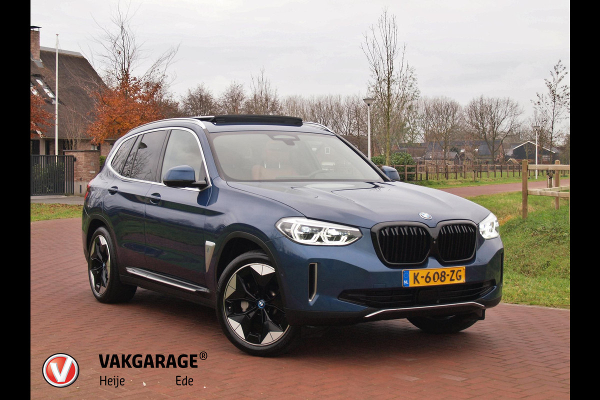 BMW iX3 High Executive 80 kWh | Panoramadak | 360 Camera | Trekhaak | Sfeerverlichting | Head-Up Display | Harman Kardon |