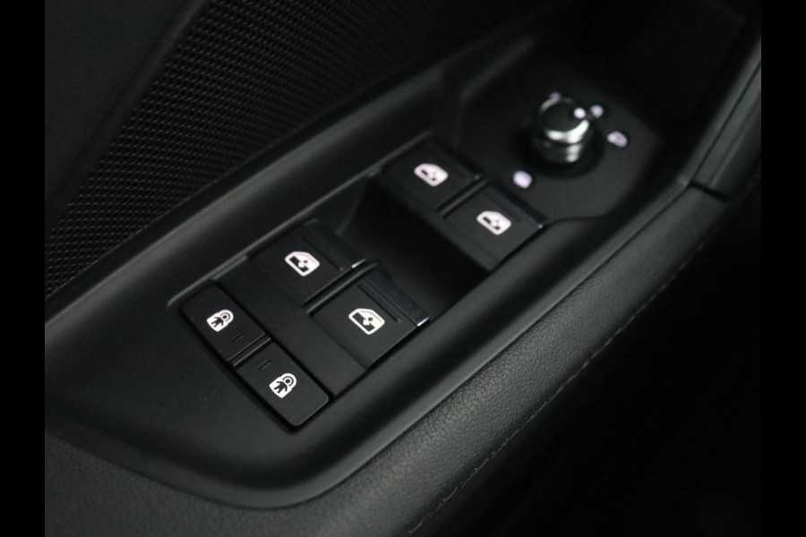 Audi A3 35 TFSI S edition | Carplay | Sportstoelen | Full LED | Navigatie | Half leder | Virtual Cockpit | Climate control | Parkeerhulp | Cruise control | Bluetooth | DAB | Sportstuur