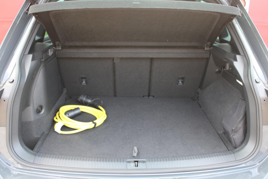 Volkswagen Tiguan 1.4 TSI 245PK eHybrid R-LINE BUSINESS + | BEKLEDING LEDER VIENNA | PANORAMISCH SCHUIF/KANTEL DAK | ELEKTRISCH WEGKLAPENBARE TREKHAAK | R-LINE INTERIEUR/EXTERIEUR | VERWARMBARE VOORSTOELEN/STUUR | ELEKTRISCH BEDIENBARE VOORSTOELEN MET GEHEUGEN FUNCTIE | AKOESTISCH GLAS GETINT | KEYLESS ACCESS/START | ELEKTRISCH BEDIENABRE ACHTERKLEP | DAKSPOILER R-LINE | SFEER VERLICHTING | RIJASSISTENT PAKKET O.A. LANE ASSIST EN ADAPTIVE CRUISE CONTROL EN DODEHOEK DETECTIE | NAVIGATIE | APPLE CARPLAY/ANDROID AUTO | DAB+ RADIO | LED MATRIX KOPLAMPEN (IQ LIGHT) | DRAADLOZE TELEFOONLADER