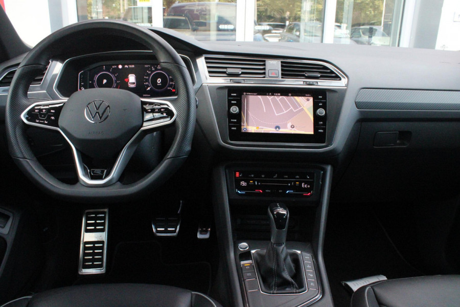 Volkswagen Tiguan 1.4 TSI 245PK eHybrid R-LINE BUSINESS + | BEKLEDING LEDER VIENNA | PANORAMISCH SCHUIF/KANTEL DAK | ELEKTRISCH WEGKLAPENBARE TREKHAAK | R-LINE INTERIEUR/EXTERIEUR | VERWARMBARE VOORSTOELEN/STUUR | ELEKTRISCH BEDIENBARE VOORSTOELEN MET GEHEUGEN FUNCTIE | AKOESTISCH GLAS GETINT | KEYLESS ACCESS/START | ELEKTRISCH BEDIENABRE ACHTERKLEP | DAKSPOILER R-LINE | SFEER VERLICHTING | RIJASSISTENT PAKKET O.A. LANE ASSIST EN ADAPTIVE CRUISE CONTROL EN DODEHOEK DETECTIE | NAVIGATIE | APPLE CARPLAY/ANDROID AUTO | DAB+ RADIO | LED MATRIX KOPLAMPEN (IQ LIGHT) | DRAADLOZE TELEFOONLADER
