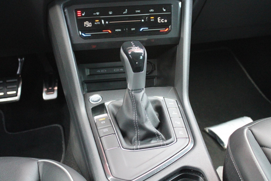 Volkswagen Tiguan 1.4 TSI 245PK eHybrid R-LINE BUSINESS + | BEKLEDING LEDER VIENNA | PANORAMISCH SCHUIF/KANTEL DAK | ELEKTRISCH WEGKLAPENBARE TREKHAAK | R-LINE INTERIEUR/EXTERIEUR | VERWARMBARE VOORSTOELEN/STUUR | ELEKTRISCH BEDIENBARE VOORSTOELEN MET GEHEUGEN FUNCTIE | AKOESTISCH GLAS GETINT | KEYLESS ACCESS/START | ELEKTRISCH BEDIENABRE ACHTERKLEP | DAKSPOILER R-LINE | SFEER VERLICHTING | RIJASSISTENT PAKKET O.A. LANE ASSIST EN ADAPTIVE CRUISE CONTROL EN DODEHOEK DETECTIE | NAVIGATIE | APPLE CARPLAY/ANDROID AUTO | DAB+ RADIO | LED MATRIX KOPLAMPEN (IQ LIGHT) | DRAADLOZE TELEFOONLADER