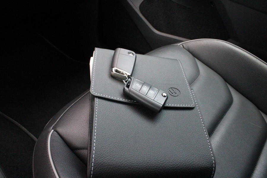 Volkswagen Tiguan 1.4 TSI 245PK eHybrid R-LINE BUSINESS + | BEKLEDING LEDER VIENNA | PANORAMISCH SCHUIF/KANTEL DAK | ELEKTRISCH WEGKLAPENBARE TREKHAAK | R-LINE INTERIEUR/EXTERIEUR | VERWARMBARE VOORSTOELEN/STUUR | ELEKTRISCH BEDIENBARE VOORSTOELEN MET GEHEUGEN FUNCTIE | AKOESTISCH GLAS GETINT | KEYLESS ACCESS/START | ELEKTRISCH BEDIENABRE ACHTERKLEP | DAKSPOILER R-LINE | SFEER VERLICHTING | RIJASSISTENT PAKKET O.A. LANE ASSIST EN ADAPTIVE CRUISE CONTROL EN DODEHOEK DETECTIE | NAVIGATIE | APPLE CARPLAY/ANDROID AUTO | DAB+ RADIO | LED MATRIX KOPLAMPEN (IQ LIGHT) | DRAADLOZE TELEFOONLADER