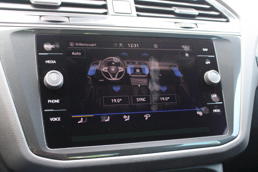 Volkswagen Tiguan 1.4 TSI 245PK eHybrid R-LINE BUSINESS + | BEKLEDING LEDER VIENNA | PANORAMISCH SCHUIF/KANTEL DAK | ELEKTRISCH WEGKLAPENBARE TREKHAAK | R-LINE INTERIEUR/EXTERIEUR | VERWARMBARE VOORSTOELEN/STUUR | ELEKTRISCH BEDIENBARE VOORSTOELEN MET GEHEUGEN FUNCTIE | AKOESTISCH GLAS GETINT | KEYLESS ACCESS/START | ELEKTRISCH BEDIENABRE ACHTERKLEP | DAKSPOILER R-LINE | SFEER VERLICHTING | RIJASSISTENT PAKKET O.A. LANE ASSIST EN ADAPTIVE CRUISE CONTROL EN DODEHOEK DETECTIE | NAVIGATIE | APPLE CARPLAY/ANDROID AUTO | DAB+ RADIO | LED MATRIX KOPLAMPEN (IQ LIGHT) | DRAADLOZE TELEFOONLADER
