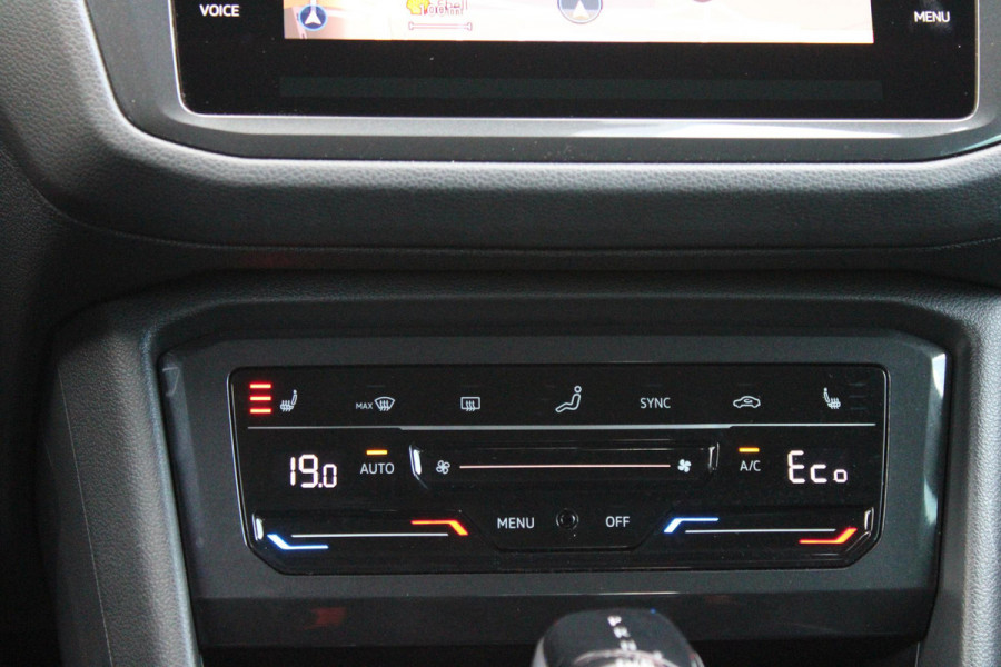 Volkswagen Tiguan 1.4 TSI 245PK eHybrid R-LINE BUSINESS + | BEKLEDING LEDER VIENNA | PANORAMISCH SCHUIF/KANTEL DAK | ELEKTRISCH WEGKLAPENBARE TREKHAAK | R-LINE INTERIEUR/EXTERIEUR | VERWARMBARE VOORSTOELEN/STUUR | ELEKTRISCH BEDIENBARE VOORSTOELEN MET GEHEUGEN FUNCTIE | AKOESTISCH GLAS GETINT | KEYLESS ACCESS/START | ELEKTRISCH BEDIENABRE ACHTERKLEP | DAKSPOILER R-LINE | SFEER VERLICHTING | RIJASSISTENT PAKKET O.A. LANE ASSIST EN ADAPTIVE CRUISE CONTROL EN DODEHOEK DETECTIE | NAVIGATIE | APPLE CARPLAY/ANDROID AUTO | DAB+ RADIO | LED MATRIX KOPLAMPEN (IQ LIGHT) | DRAADLOZE TELEFOONLADER