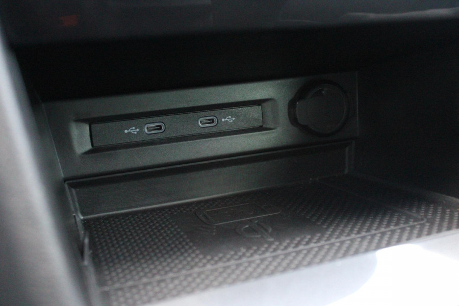 Volkswagen Tiguan 1.4 TSI 245PK eHybrid R-LINE BUSINESS + | BEKLEDING LEDER VIENNA | PANORAMISCH SCHUIF/KANTEL DAK | ELEKTRISCH WEGKLAPENBARE TREKHAAK | R-LINE INTERIEUR/EXTERIEUR | VERWARMBARE VOORSTOELEN/STUUR | ELEKTRISCH BEDIENBARE VOORSTOELEN MET GEHEUGEN FUNCTIE | AKOESTISCH GLAS GETINT | KEYLESS ACCESS/START | ELEKTRISCH BEDIENABRE ACHTERKLEP | DAKSPOILER R-LINE | SFEER VERLICHTING | RIJASSISTENT PAKKET O.A. LANE ASSIST EN ADAPTIVE CRUISE CONTROL EN DODEHOEK DETECTIE | NAVIGATIE | APPLE CARPLAY/ANDROID AUTO | DAB+ RADIO | LED MATRIX KOPLAMPEN (IQ LIGHT) | DRAADLOZE TELEFOONLADER