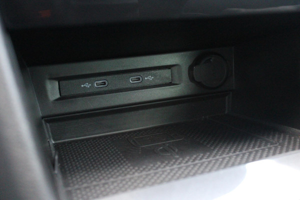 Volkswagen Tiguan 1.4 TSI 245PK eHybrid R-LINE BUSINESS + | BEKLEDING LEDER VIENNA | PANORAMISCH SCHUIF/KANTEL DAK | ELEKTRISCH WEGKLAPENBARE TREKHAAK | R-LINE INTERIEUR/EXTERIEUR | VERWARMBARE VOORSTOELEN/STUUR | ELEKTRISCH BEDIENBARE VOORSTOELEN MET GEHEUGEN FUNCTIE | AKOESTISCH GLAS GETINT | KEYLESS ACCESS/START | ELEKTRISCH BEDIENABRE ACHTERKLEP | DAKSPOILER R-LINE | SFEER VERLICHTING | RIJASSISTENT PAKKET O.A. LANE ASSIST EN ADAPTIVE CRUISE CONTROL EN DODEHOEK DETECTIE | NAVIGATIE | APPLE CARPLAY/ANDROID AUTO | DAB+ RADIO | LED MATRIX KOPLAMPEN (IQ LIGHT) | DRAADLOZE TELEFOONLADER