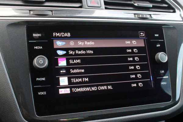 Volkswagen Tiguan 1.4 TSI 245PK eHybrid R-LINE BUSINESS + | BEKLEDING LEDER VIENNA | PANORAMISCH SCHUIF/KANTEL DAK | ELEKTRISCH WEGKLAPENBARE TREKHAAK | R-LINE INTERIEUR/EXTERIEUR | VERWARMBARE VOORSTOELEN/STUUR | ELEKTRISCH BEDIENBARE VOORSTOELEN MET GEHEUGEN FUNCTIE | AKOESTISCH GLAS GETINT | KEYLESS ACCESS/START | ELEKTRISCH BEDIENABRE ACHTERKLEP | DAKSPOILER R-LINE | SFEER VERLICHTING | RIJASSISTENT PAKKET O.A. LANE ASSIST EN ADAPTIVE CRUISE CONTROL EN DODEHOEK DETECTIE | NAVIGATIE | APPLE CARPLAY/ANDROID AUTO | DAB+ RADIO | LED MATRIX KOPLAMPEN (IQ LIGHT) | DRAADLOZE TELEFOONLADER