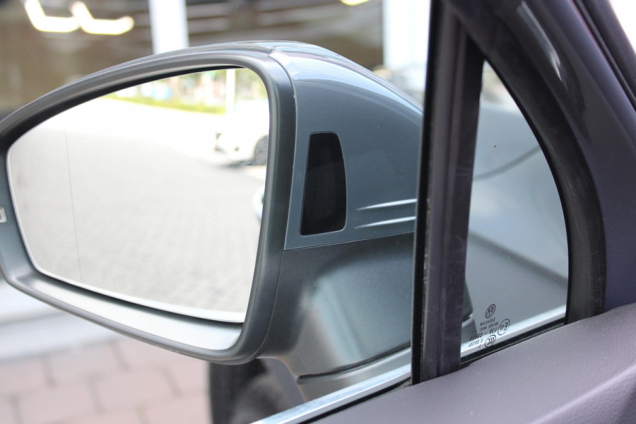 Volkswagen Tiguan 1.4 TSI 245PK eHybrid R-LINE BUSINESS + | BEKLEDING LEDER VIENNA | PANORAMISCH SCHUIF/KANTEL DAK | ELEKTRISCH WEGKLAPENBARE TREKHAAK | R-LINE INTERIEUR/EXTERIEUR | VERWARMBARE VOORSTOELEN/STUUR | ELEKTRISCH BEDIENBARE VOORSTOELEN MET GEHEUGEN FUNCTIE | AKOESTISCH GLAS GETINT | KEYLESS ACCESS/START | ELEKTRISCH BEDIENABRE ACHTERKLEP | DAKSPOILER R-LINE | SFEER VERLICHTING | RIJASSISTENT PAKKET O.A. LANE ASSIST EN ADAPTIVE CRUISE CONTROL EN DODEHOEK DETECTIE | NAVIGATIE | APPLE CARPLAY/ANDROID AUTO | DAB+ RADIO | LED MATRIX KOPLAMPEN (IQ LIGHT) | DRAADLOZE TELEFOONLADER