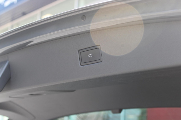 Volkswagen Tiguan 1.4 TSI 245PK eHybrid R-LINE BUSINESS + | BEKLEDING LEDER VIENNA | PANORAMISCH SCHUIF/KANTEL DAK | ELEKTRISCH WEGKLAPENBARE TREKHAAK | R-LINE INTERIEUR/EXTERIEUR | VERWARMBARE VOORSTOELEN/STUUR | ELEKTRISCH BEDIENBARE VOORSTOELEN MET GEHEUGEN FUNCTIE | AKOESTISCH GLAS GETINT | KEYLESS ACCESS/START | ELEKTRISCH BEDIENABRE ACHTERKLEP | DAKSPOILER R-LINE | SFEER VERLICHTING | RIJASSISTENT PAKKET O.A. LANE ASSIST EN ADAPTIVE CRUISE CONTROL EN DODEHOEK DETECTIE | NAVIGATIE | APPLE CARPLAY/ANDROID AUTO | DAB+ RADIO | LED MATRIX KOPLAMPEN (IQ LIGHT) | DRAADLOZE TELEFOONLADER